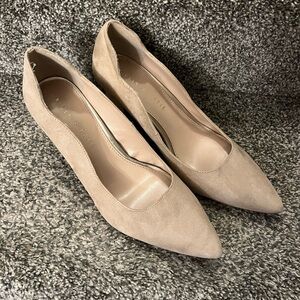 Faux suede scallop edge beige pump